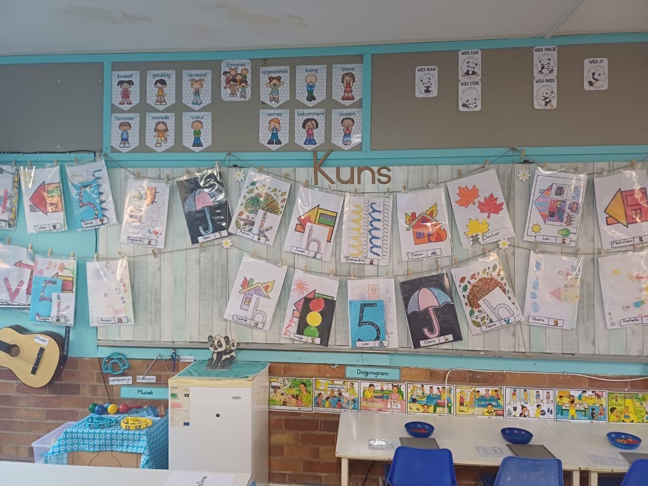 Kuns-uitstalling met leerders se kunswerk in die Graad R-klaskamer