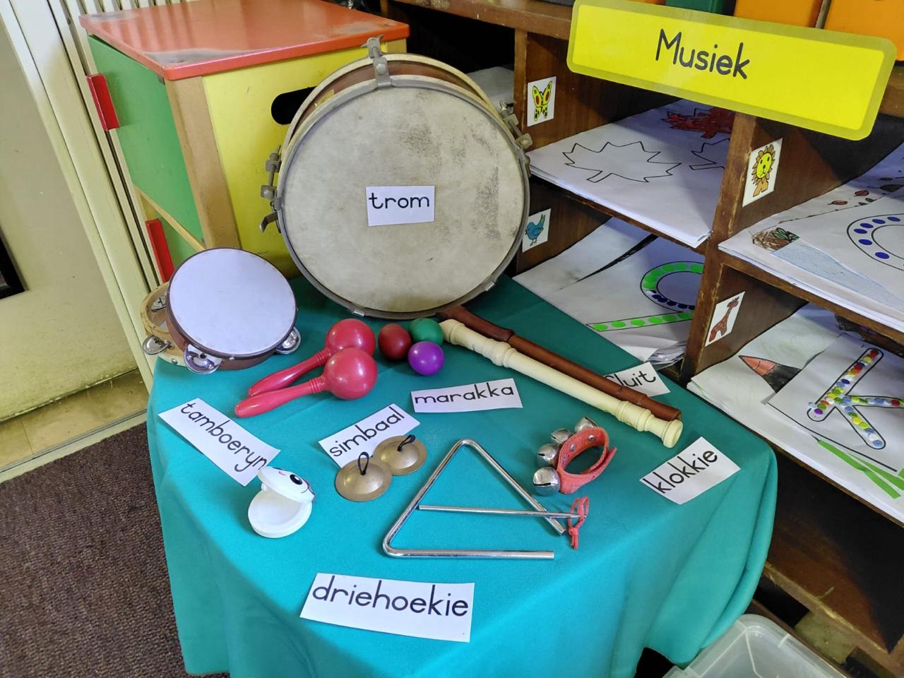 Musiekhoekie met instrumente in die Graad R-klaskamer