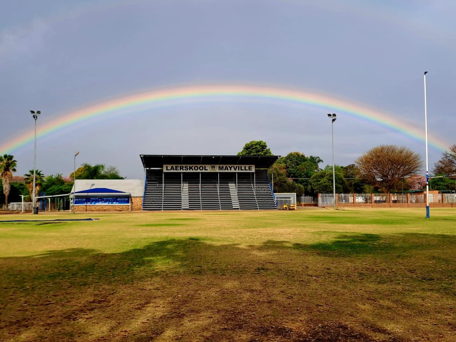 Reënboog oor die rugbyveld by Laerskool Mayville